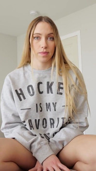 Mi hermanastra quiere que le compre sus boletos de hockey - Khloe Kapri