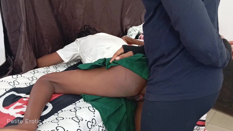 Petite Erotic Africa: Cewek mungil ini ngentot kontolku sampai aku crot di pantatnya...