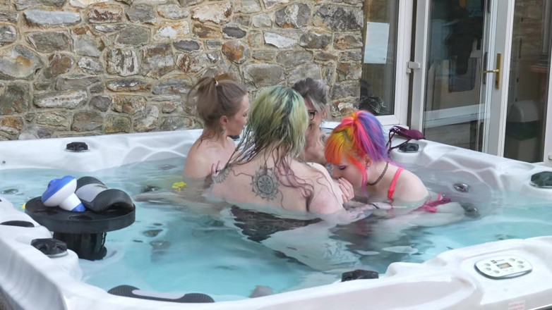 Bambi_beauty1: Jacuzzi de chicas!