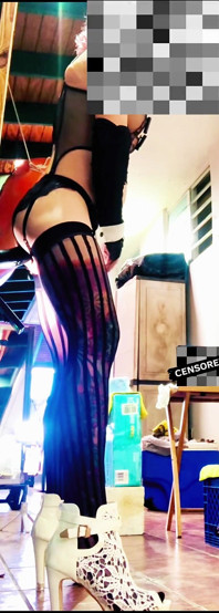 Seksowna transseksualna czarna pończocha Jazda dildo analnym na ścianie