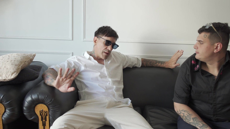 Elnonohub: Mon Ami Se Vante De Sa Fortune Devant Moi, Mais...