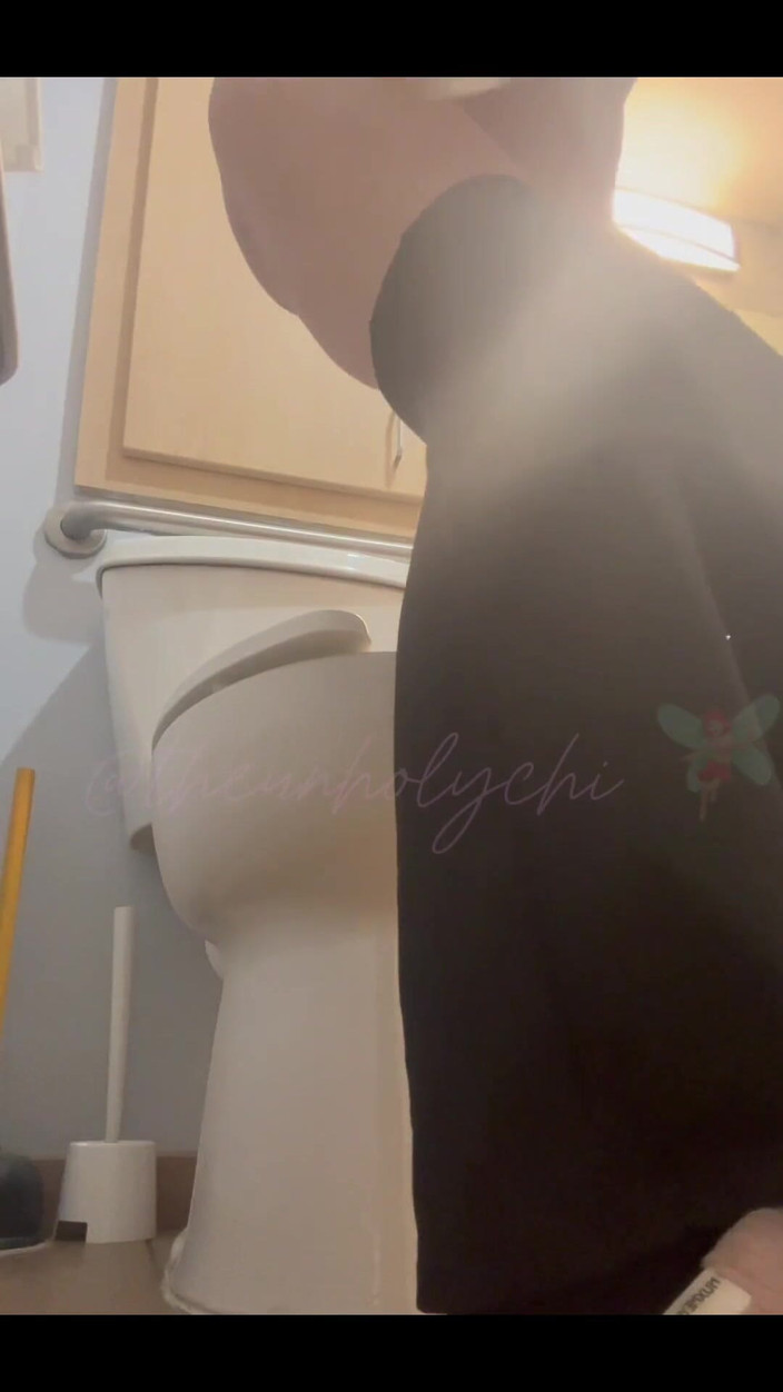 theunholychi: 공공 장소에서 오줌 싸기