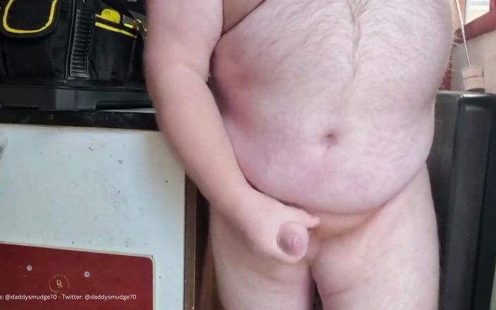 Daddysmudge: パパは小屋で絶頂