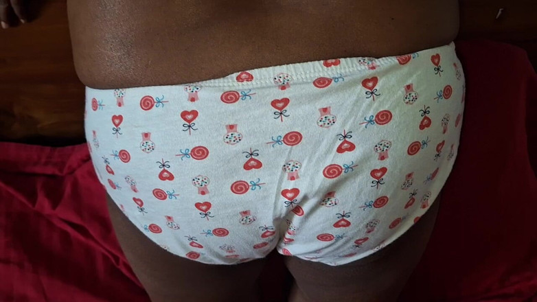 Teena New: Drobna azjatycka milf w sypialni