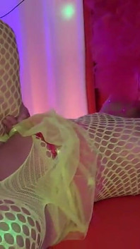 Maisie Lewis se setkává s růžovými ptáky poblázených klaunů