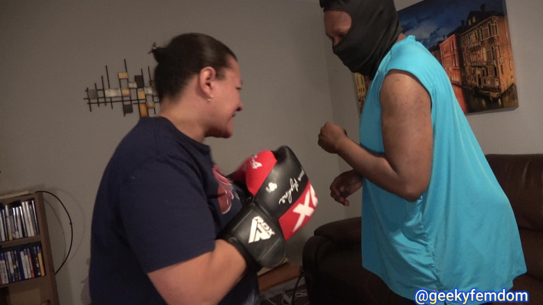 Geeky Femdom: Lady O bate em um wimp