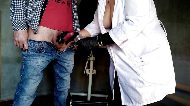 OurFetishLife: Возбужденная медсестра милфа с натуральной грудью обожает мою сперму