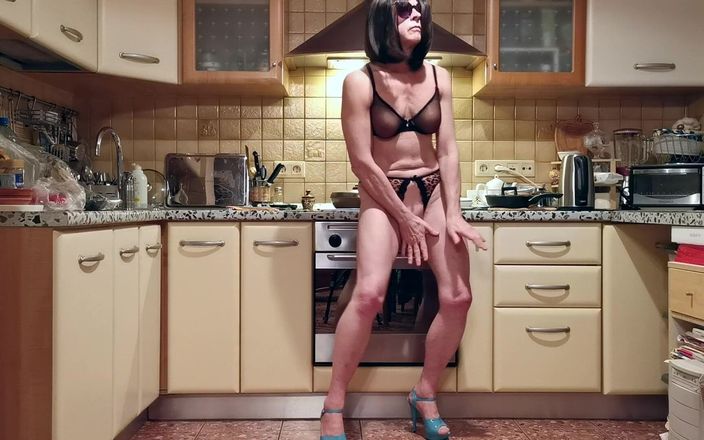 Sissy Cummy Lingerie: 尼龙娘娘腔荡妇michelle晚晚餐做饭直播
