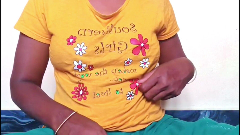 Ammukutty88: Ammu áo thun màu vàng cởi bỏ bộ ngực mát-xa.