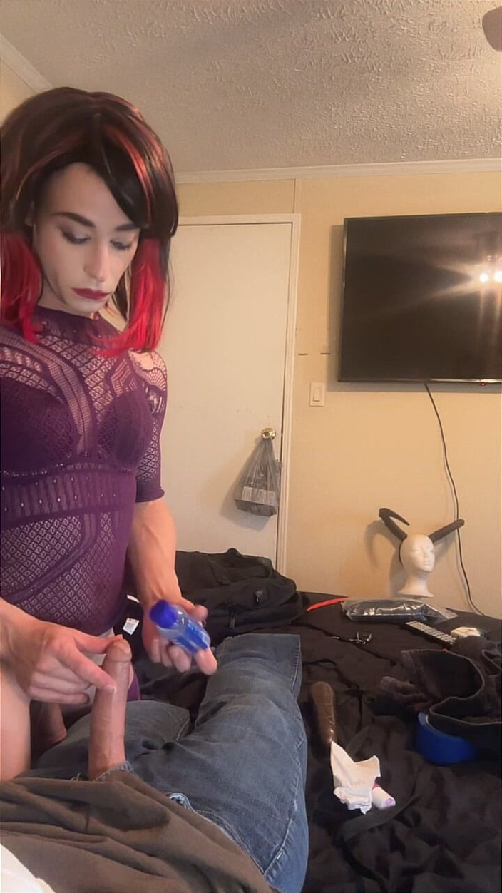 Ulyanna Monroe: Femboy cu talie slabă și cur călărește jucăria