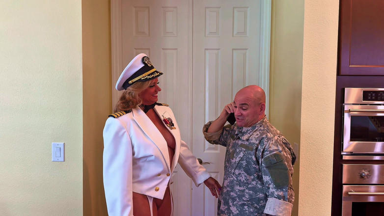 Atlas_TripleX: GILF Cumslut 被 marine 性交并被中出