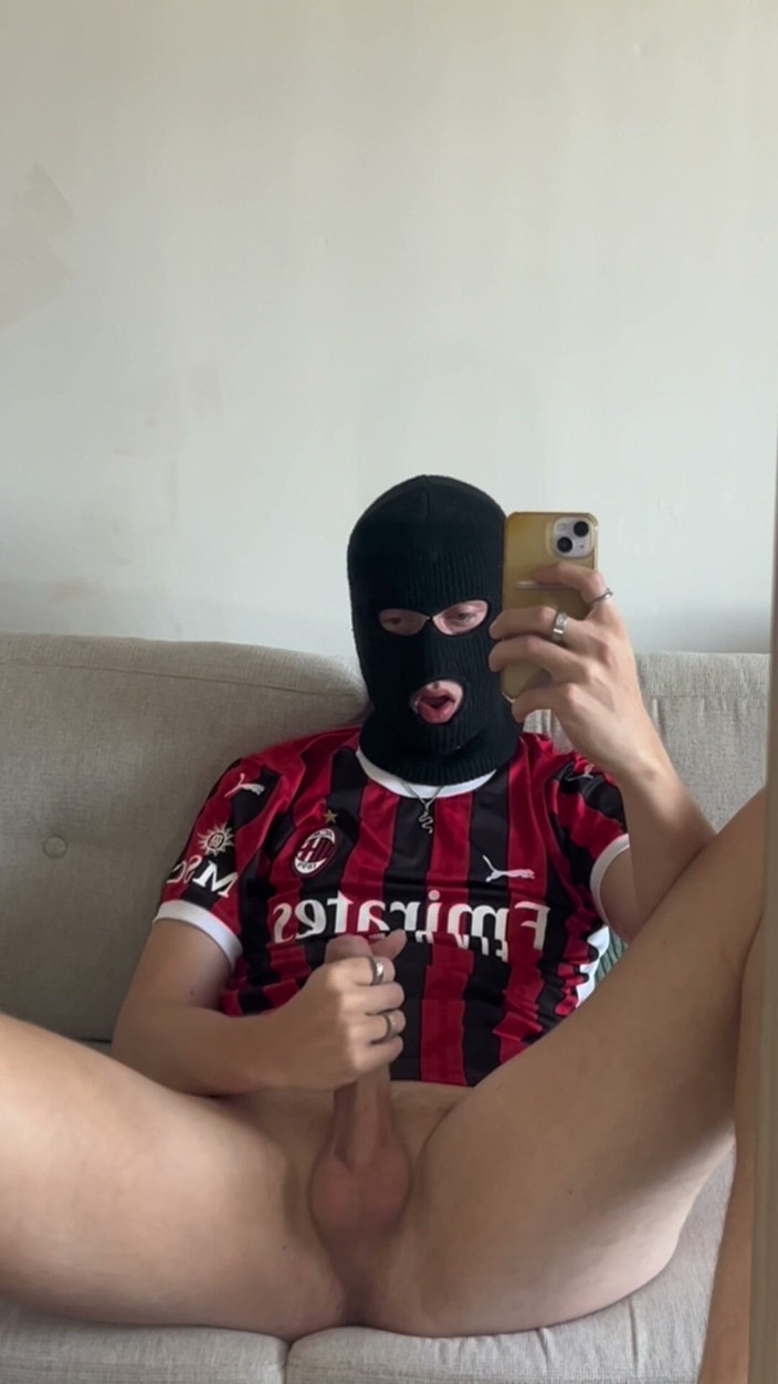 Axton Drake: พี่ชายฟุตบอล Ac Milan เงี่ยนยิงน้ําเงี่ยน