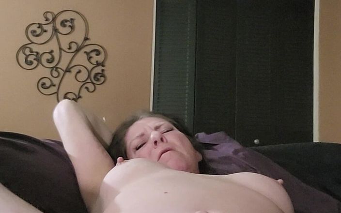 Elite lady S: Une femme mature embrasse ses fétiches toute seule au lit