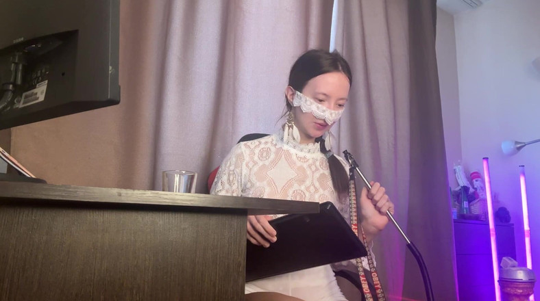 Skinny_lady69: Ты смотришь на мои ступни, движения