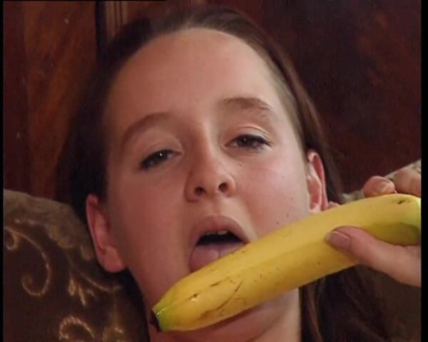 YOUR FIRST PORN: Muzla mastürbasyon yapıyor