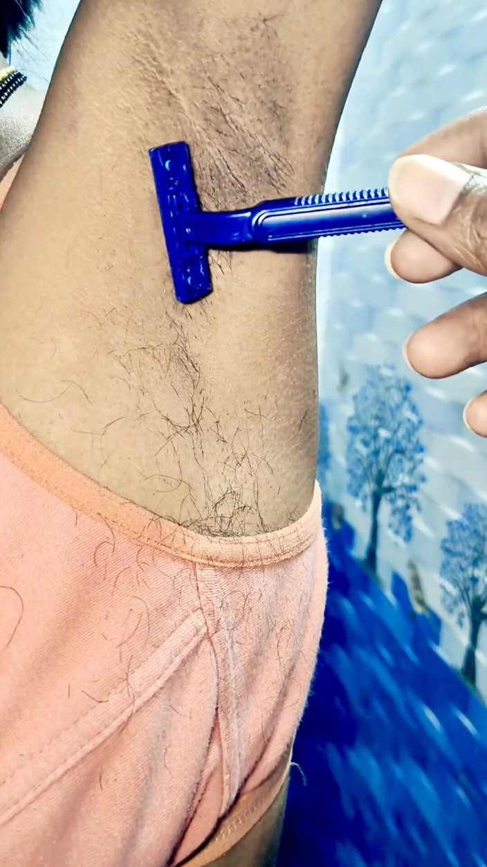 X videos: Desi Bhabi włosy usunąć w łazience
