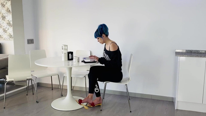 Candystart Videos: Streching et dangling au bureau
