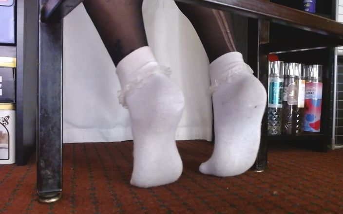 Abby Anna: Gezwollen sokken over zwarte panty