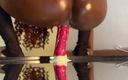 SEXXY-DAISY: Schizzi estremi mentre cavalca un dildo