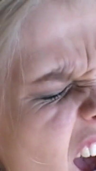 La joven rubia nunca tiene suficiente polla y quiere sentirla en su coño y culo mojados