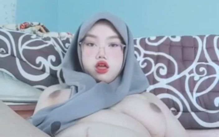 Jilbab69: Gadis sange jilbab ini lagi asik masturbasi sampai memeknya mupeng...