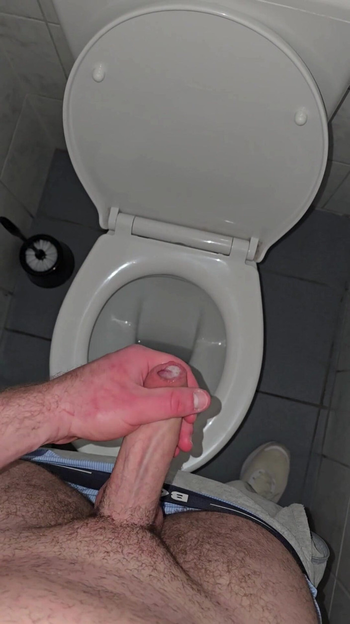 PhantomGentX: Phantomgentx - Behaarter Muskulöser Daddy Stöhnt Laut Und Wichst Auf Toilette