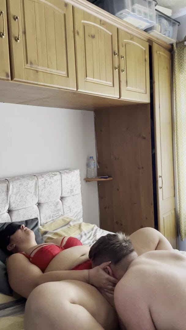 Filthy British Couple: Britská děvka má zavázané oči a mluví sprostě - má svou...