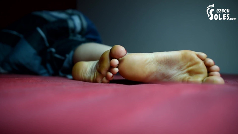 Czech Soles - foot fetish content: Heimfee kriecht zu Annas füßen im bett