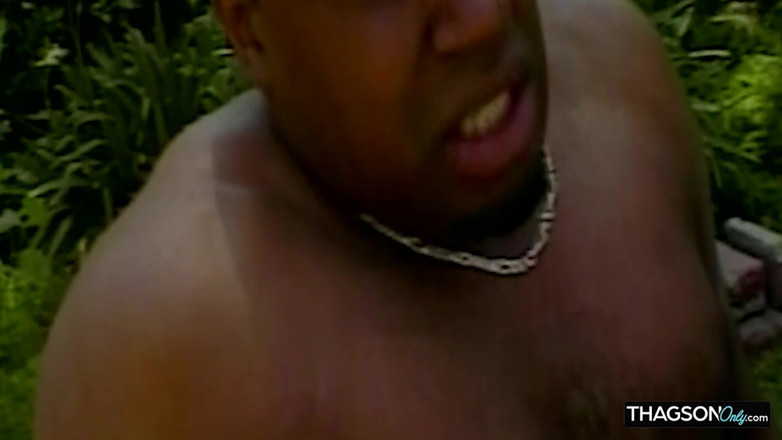 THAGSON MILFS: Negra gata esticada por bbc latejante em libra ao ar...