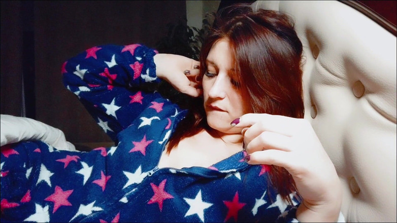 Adele Amber: Piękna dziewczyna w Piżamie