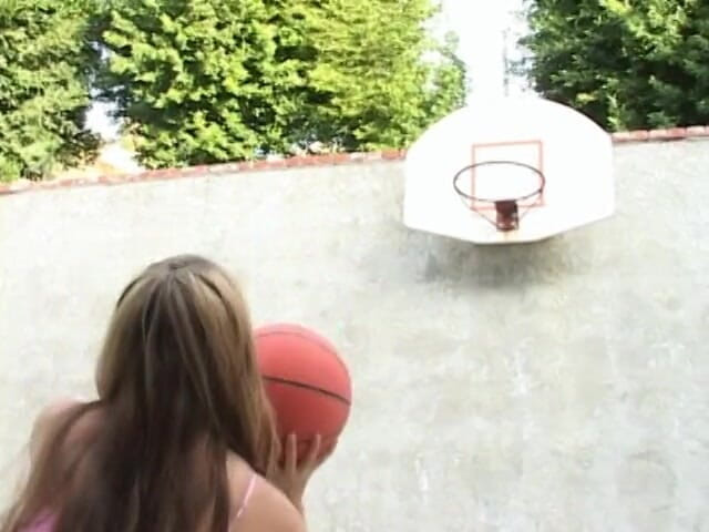 Outdoor pervs: 내 핫한 이웃이 그녀의 얼굴과 젖탱이를 따먹게 해줘