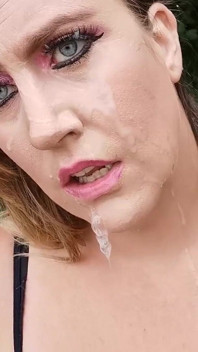 Blowjob luar dengan pancutan mani - MILF British yang bertetek besar