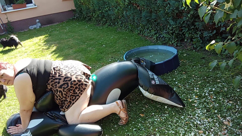 tammara big: Outdoor with Dolphin