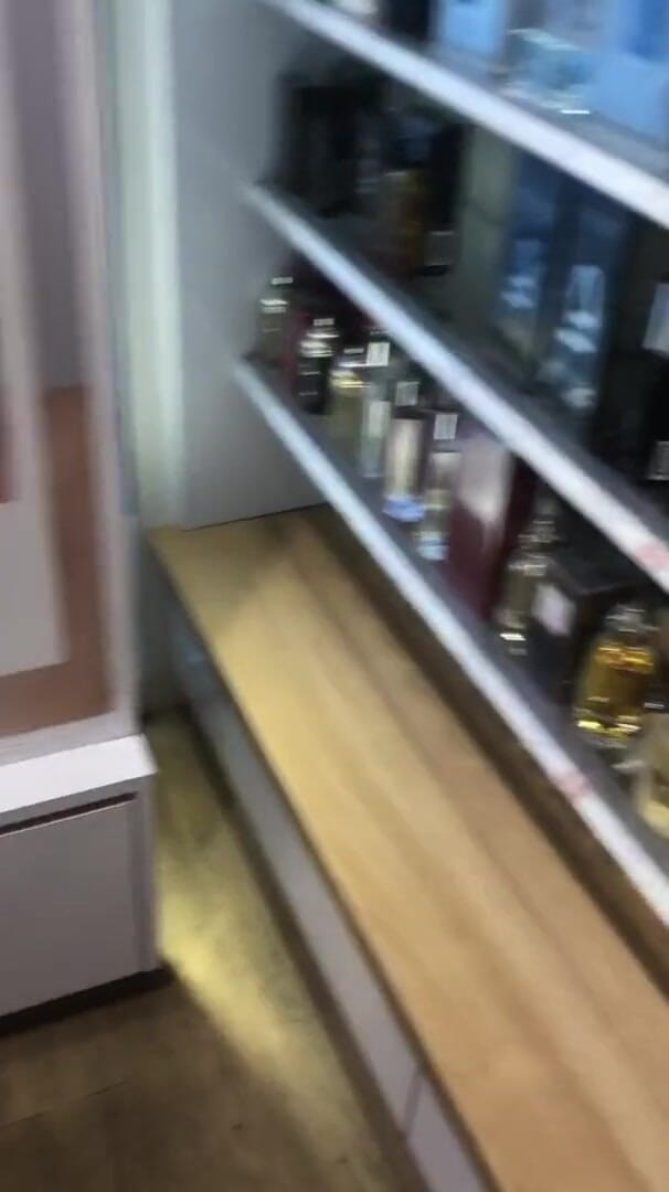 Loola et jim: Aku lagi semangat di toko parfum