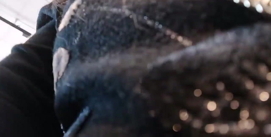 Nicoletta Embassi: Hon går till en klädaffär och lägger sina trosor i...