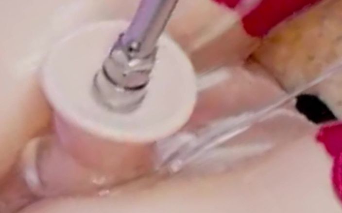 Nicolette69w: Büyük dildoyla kremsi bir amcığı sikiyor