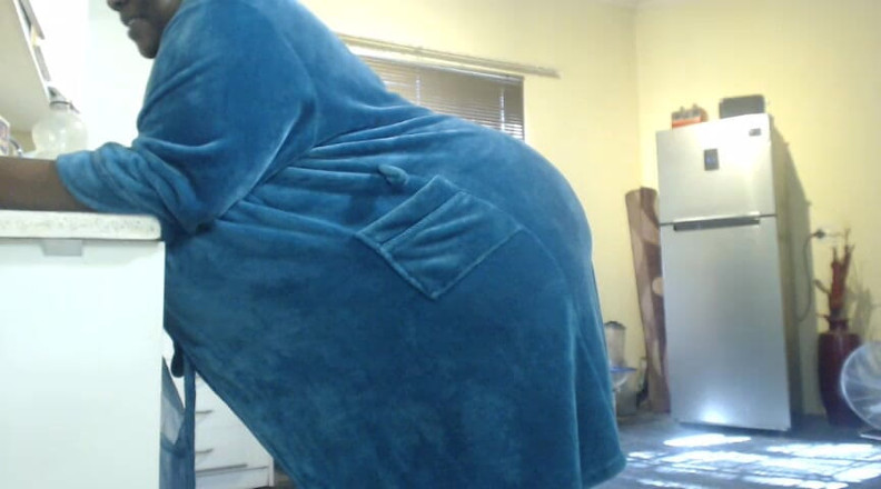Legendary Booty Overdose: BBW misslyckas med att göra sysslor med vibrator i fitta
