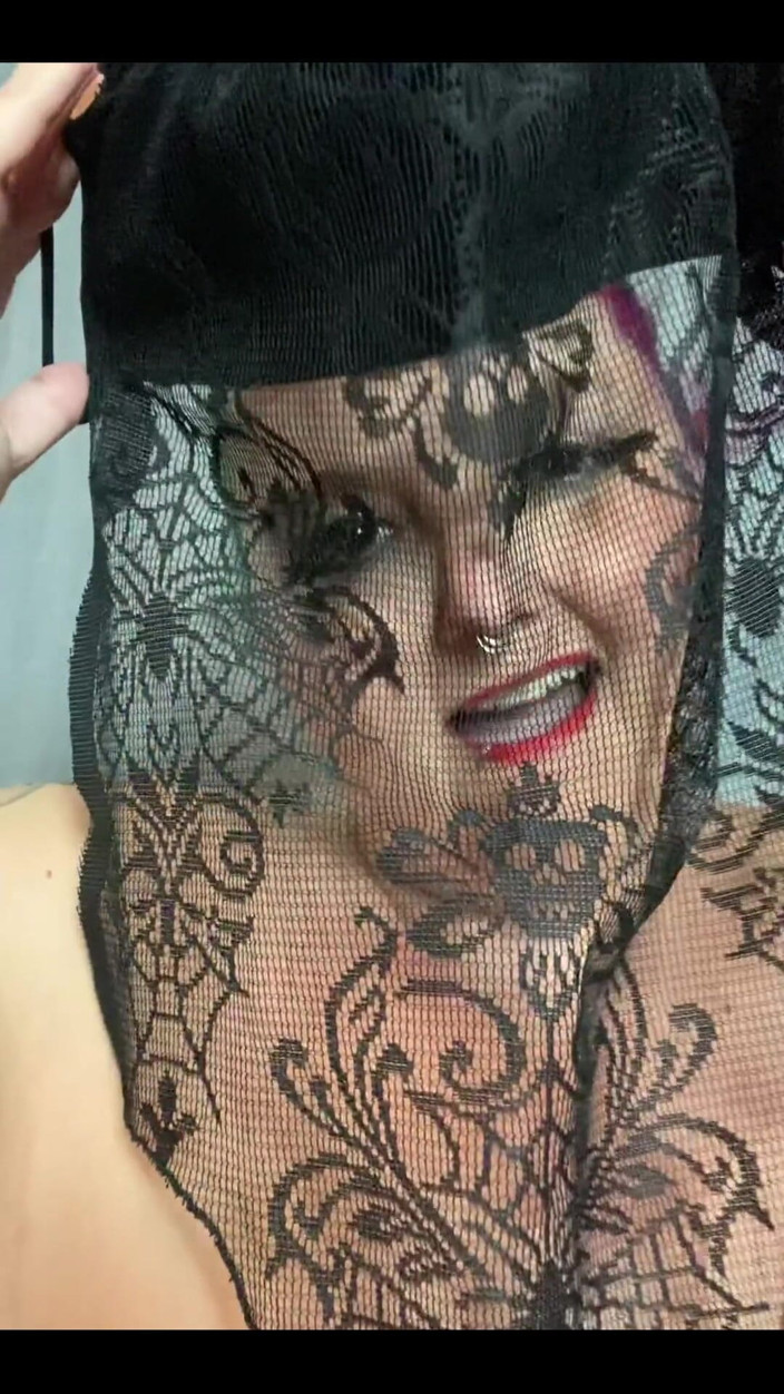 Sara Star: Mask Burlesque