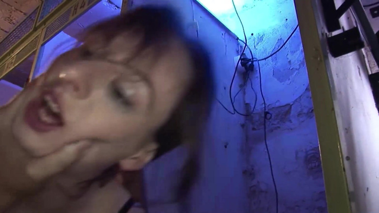 Kinky Angels: Vacker brunettbrud knullas ungefär i en trekant