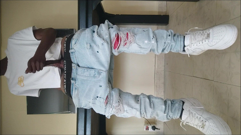 Gay black steel Africa: Negro con enorme polla en ropa callejera, paja y semen (4)