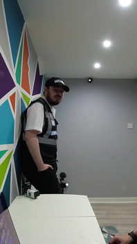 Přistižen při krádeži v obchodě.