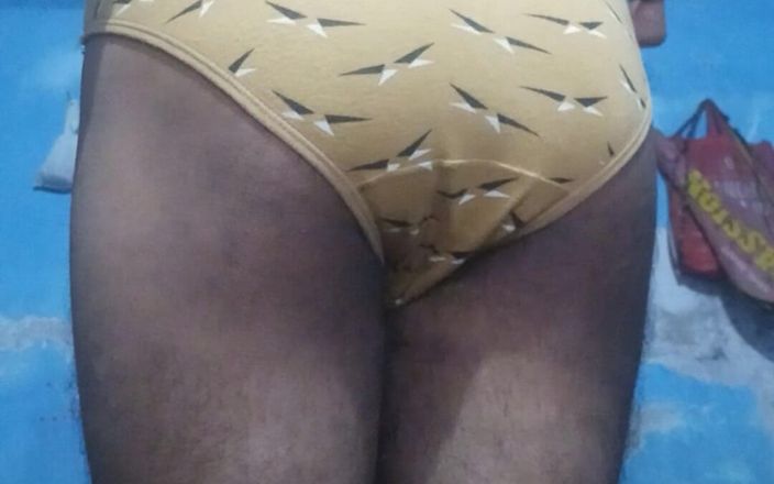 Lustyizlife: Com tesão indiana Femboy comPhimosis Dick masturbando e acariciando na...