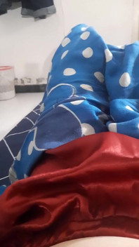Vestindo mini saia de cetim dentro de shorts