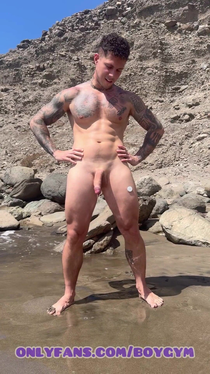 BoyGym: 나체 주의자 해변에서 거대한 손 사정