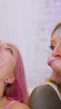Culos tatuados apretados abiertos - anal con Trinity y Alexa