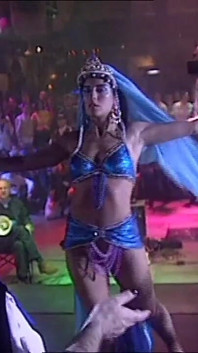 Frumoasa dansatoare și-a sedus publicul la dansul ei erotic Thats de ce îi plăcea să fie futut
