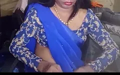 Indische travestiet in blauwe saree