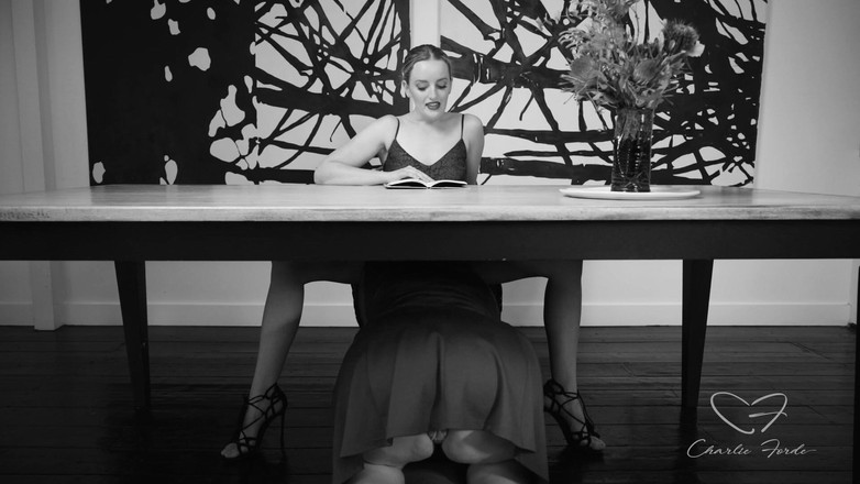 CharlieForde: Ода до рекламної літератури за участю Чарлі Форде, Ембер Мур