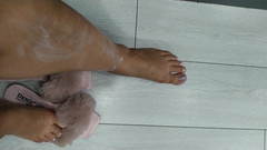 NikitaFeetX: Sexy máma Nikita si dává krém na své sexy nohy...