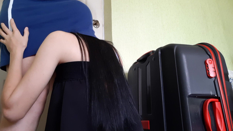 Lesbian-illusion: Moja zdzirowata pasierbica wspięła się pod spódnicę i doprowadziła mnie...